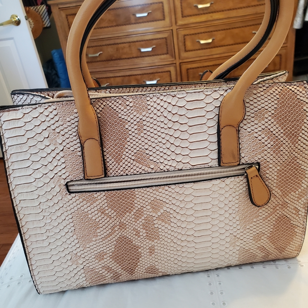 Handbag - Picture 3 of 9